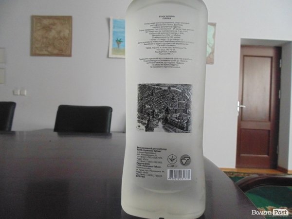 Луцький депутат приніс на засідання комісії пляшку горілки