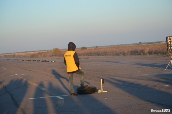 Під Луцьком відбувся чемпіонат з дрег-рейсингу. ФОТО