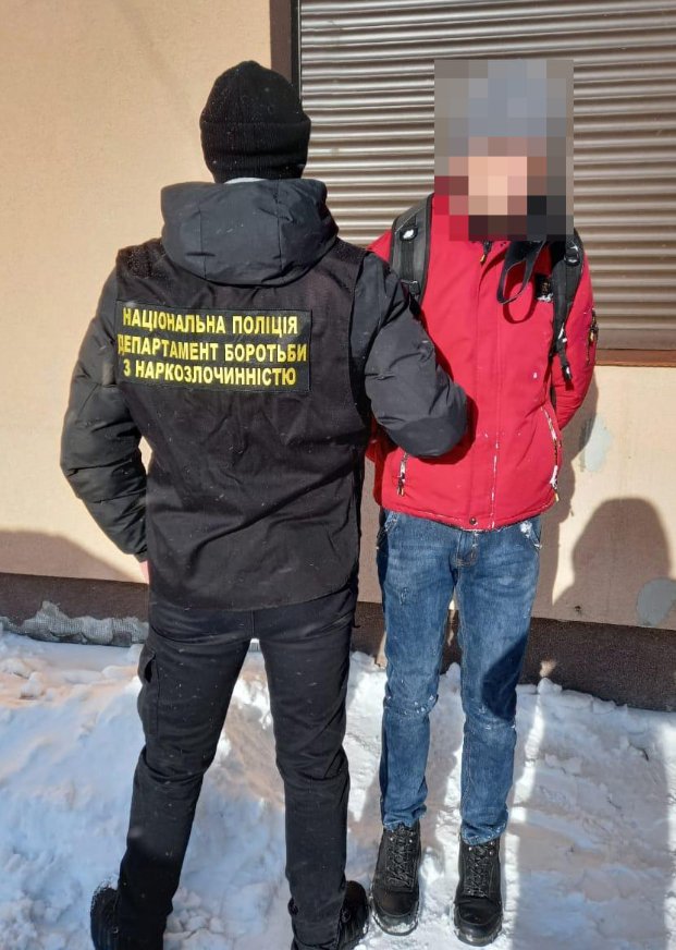 У Луцьку біля поштового відділення затримали наркозакладчика. ФОТО
