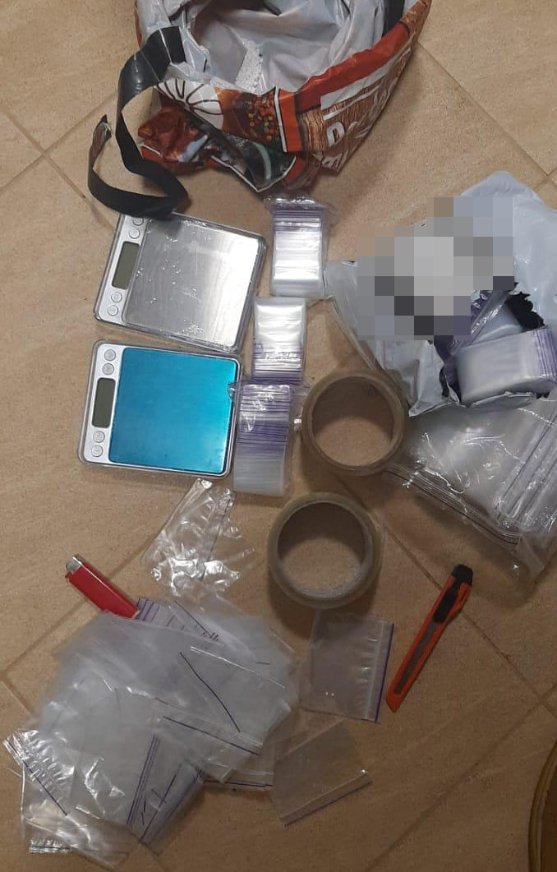 У Луцьку біля поштового відділення затримали наркозакладчика. ФОТО