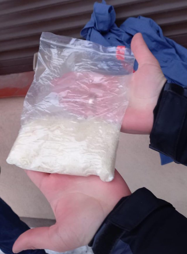 У Луцьку біля поштового відділення затримали наркозакладчика. ФОТО