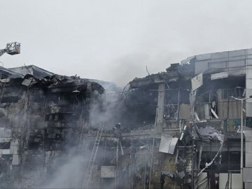 У Дніпрі – «приліт» по торговельному центру: є загиблі та поранені. ФОТО