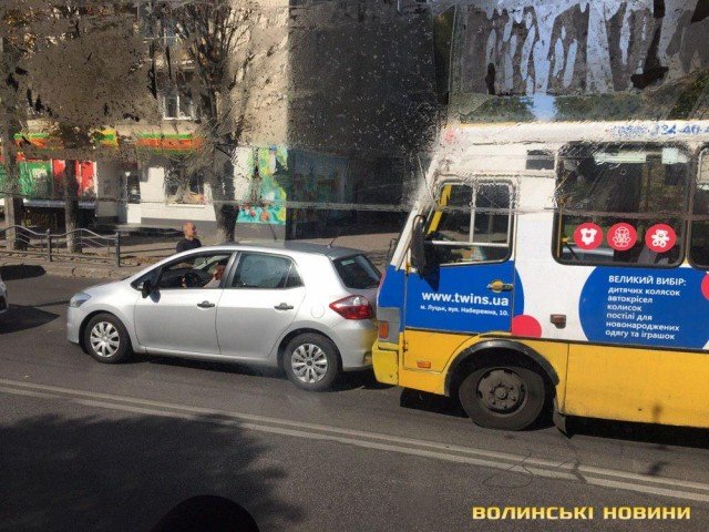 У Луцьку маршрутка влетіла у легковик. ФОТО