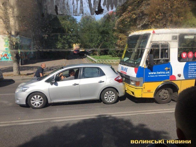 У Луцьку маршрутка влетіла у легковик. ФОТО
