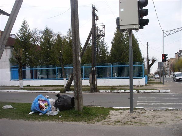 У Ковелі на свято Великодня замінили урни для сміття.ФОТО