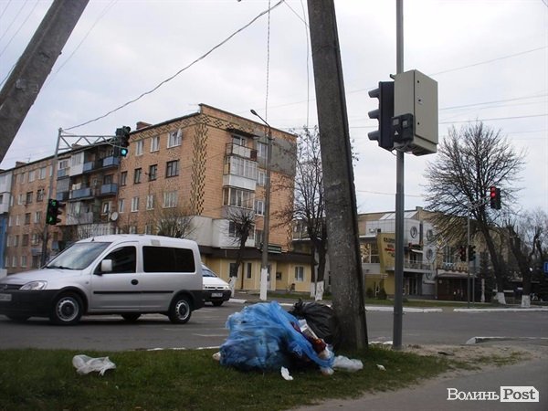 У Ковелі на свято Великодня замінили урни для сміття.ФОТО