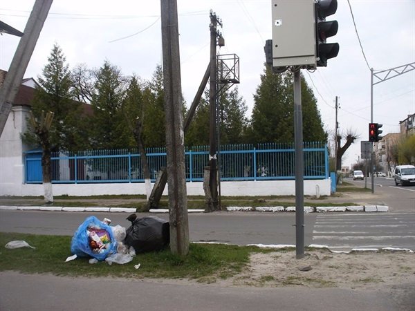 У Ковелі на свято Великодня замінили урни для сміття.ФОТО
