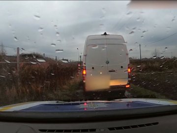 На Волині патрульні з погонею затримали п'яного «в дрова» водія буса. ВІДЕО