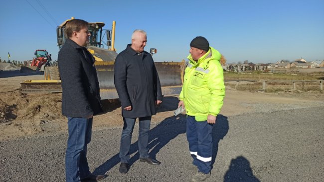 У Луцькому районі між селами ремонтують дорогу. ФОТО