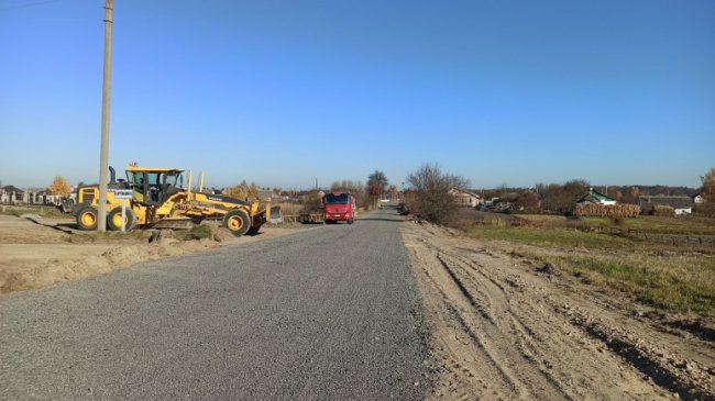 У Луцькому районі між селами ремонтують дорогу. ФОТО