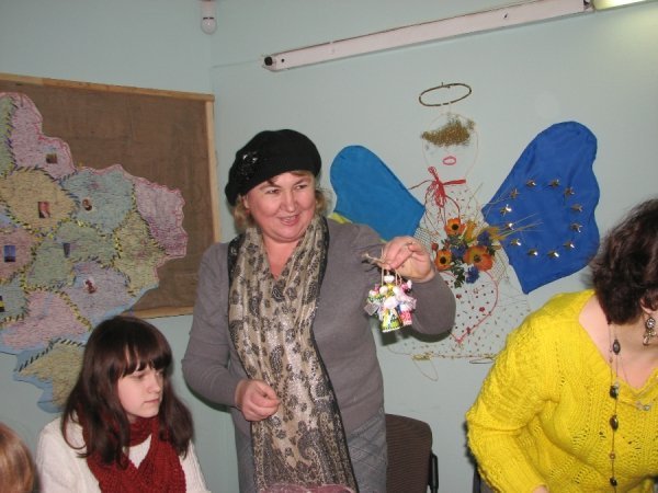 У Луцьку робили валентинки, щоб допомогти бійцям. ФОТО