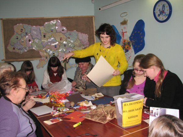 У Луцьку робили валентинки, щоб допомогти бійцям. ФОТО