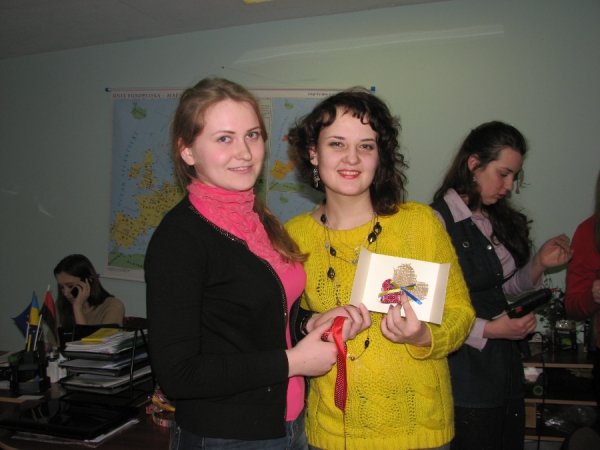 У Луцьку робили валентинки, щоб допомогти бійцям. ФОТО