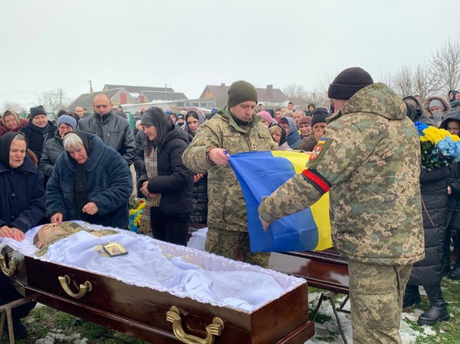 У громаді біля Луцька навколішки прощалися із полеглим Воїном