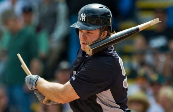 Поламана бита Бреннана Боша з «Нью-Йорк Янкіз» вдаряє його по обличчю під час матчу проти Піттсбурзьких піратів у Флориді, 17 березня 2013. STEVE NESIUS, США