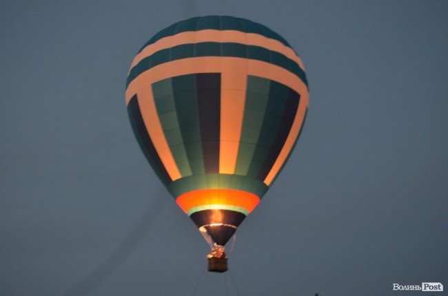 Гігантські кулі над вечірнім містом: у Луцьку – фестиваль «Aerosfera». ФОТО