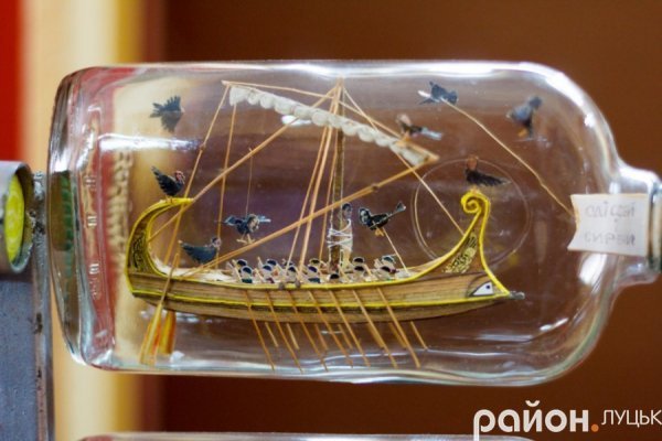 Мініатюрні шедеври: волинянин 40 років майструє кораблики у пляшках