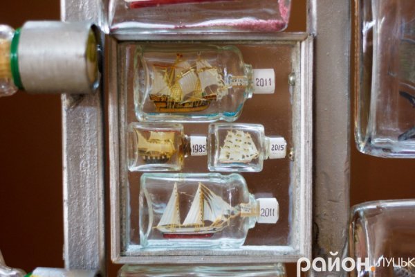 Мініатюрні шедеври: волинянин 40 років майструє кораблики у пляшках