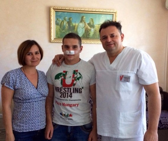 Волинський хірург безкоштовно прооперував десантника в Києві. ФОТО