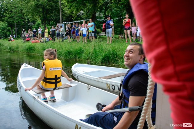 У луцькому парку в День батька влаштували унікальні перегони на човнах. ФОТО
