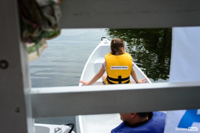 У луцькому парку в День батька влаштували унікальні перегони на човнах. ФОТО