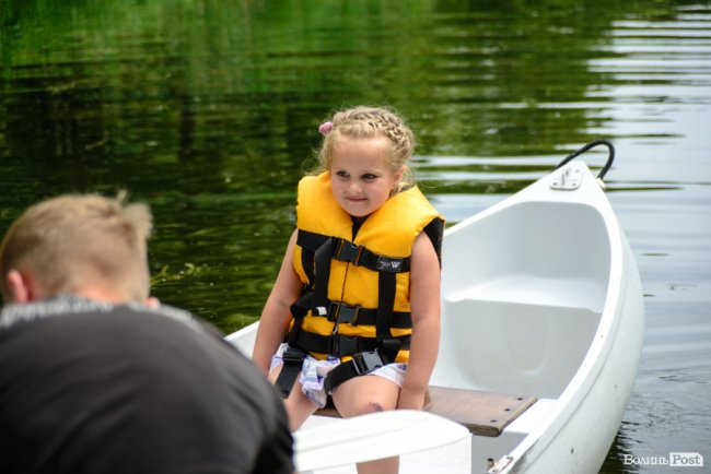 У луцькому парку в День батька влаштували унікальні перегони на човнах. ФОТО