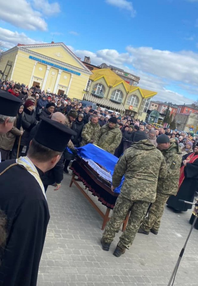 «Уже перша вчителька бачила – це буде золота людина»: Ковель попрощався із воїном, який врятував побратимів