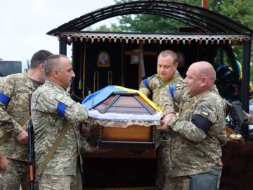 Волиняни на колінах прощалися із загиблим військовослужбовцем Олексієм Кунчиком. ФОТО