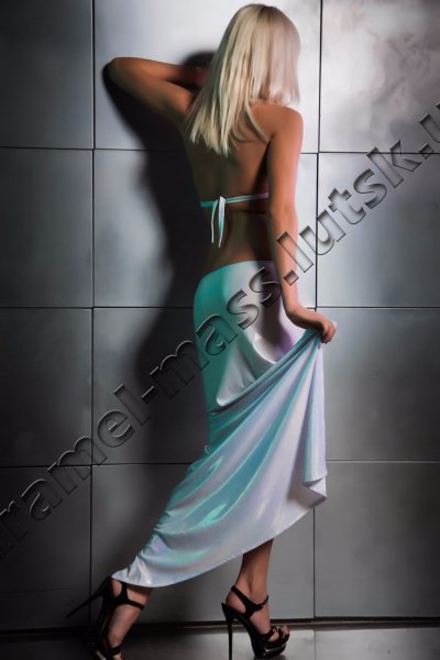 Фото працівниці салону. Джерело: сайт салону