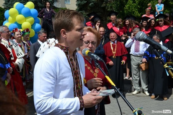 Дипломи випускникам історичного факультету вручив декан Анатолій Шваб