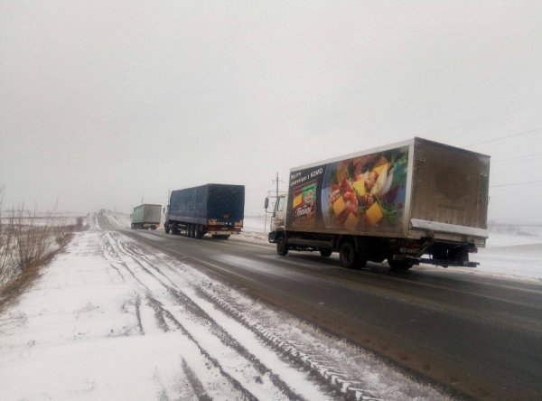 На трасі Луцьк-Рівне буксують фури