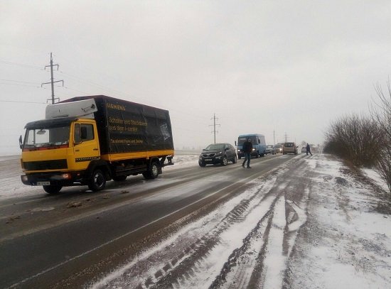 На трасі Луцьк-Рівне буксують фури
