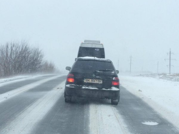На трасі Луцьк-Рівне буксують фури
