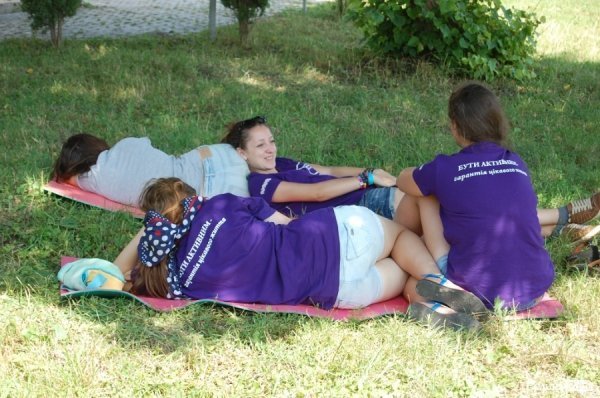 Біля входу прохолоджуються дівчата