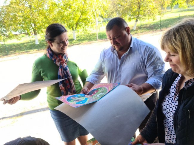 У селі на Волині дітлахи розмалювали зупинку. ФОТО