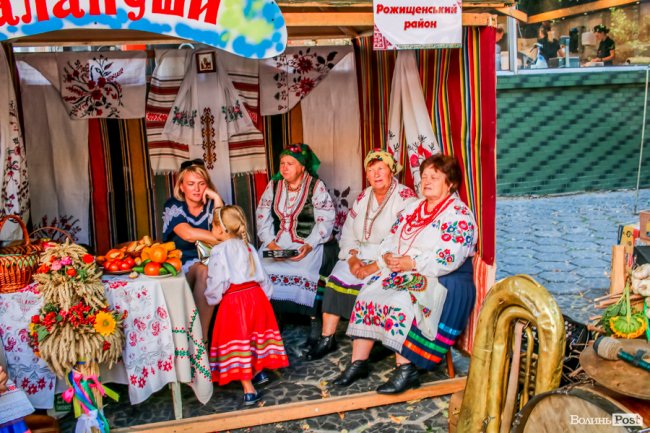 Народні розваги і море людей: в центрі Луцька «гуляє» етнофестиваль. ФОТО 