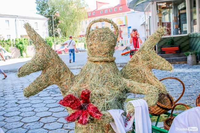 Народні розваги і море людей: в центрі Луцька «гуляє» етнофестиваль. ФОТО 