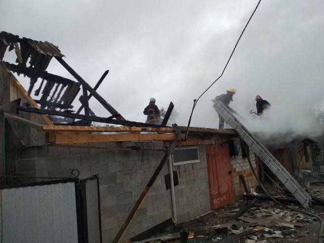 У Любешеві у господарській споруді сталася пожежа. ФОТО