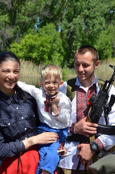 Вишиванки одягнули і на передовій. ФОТО