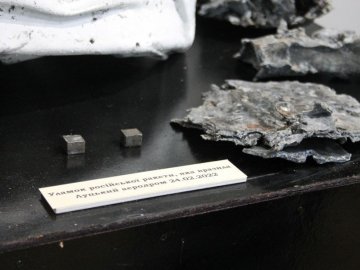У музеї презентували виставку, де показали уламки ракети та фрагменти літака зі знищеного луцького аеродрому