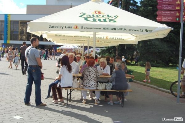 Лучанам дозволили пити пиво у центрі міста. ФОТО