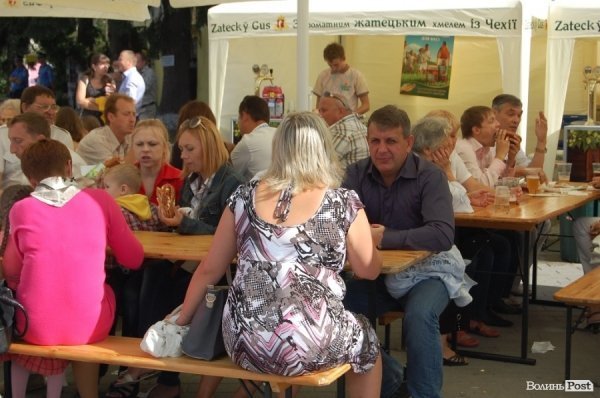 Лучанам дозволили пити пиво у центрі міста. ФОТО