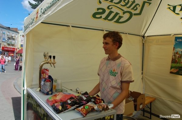 Лучанам дозволили пити пиво у центрі міста. ФОТО