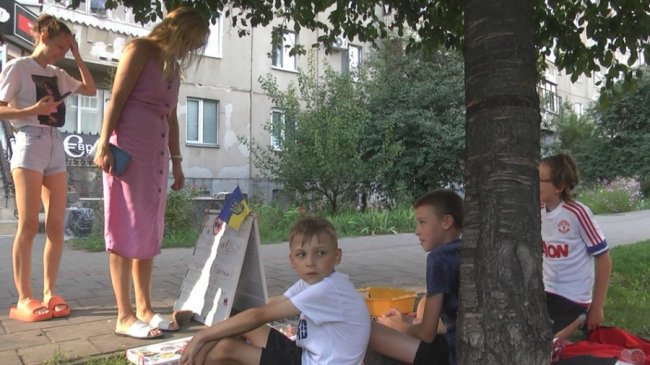 У Луцьку діти продають свої іграшки, аби допомогти ЗСУ. ФОТО. ВІДЕО