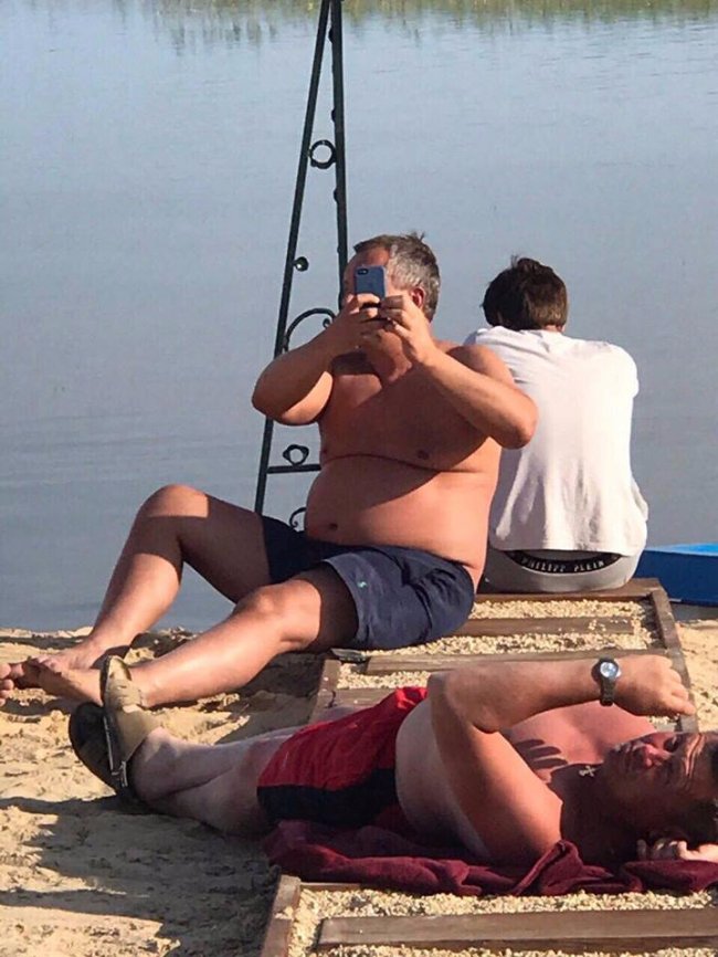 «Голі і смішні»: Відомі прізвища чоловіків, які розлякали відпочивальників на Світязі