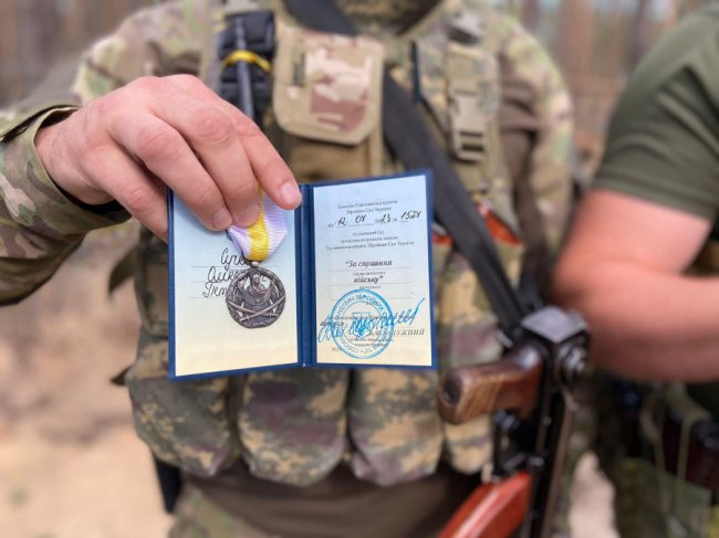 Волинські поліцейські-добровольці отримали відзнаки в зоні бойових дій. ФОТО