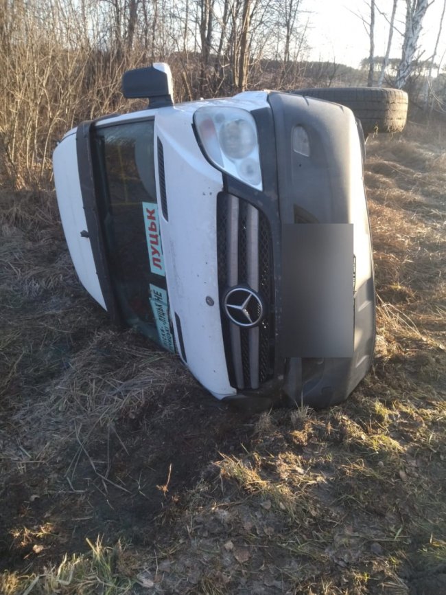 На Волині маршрутка злетіла з дороги та перекинулася