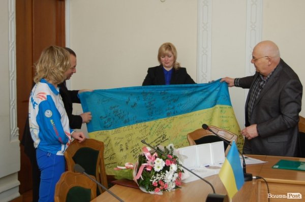 Волинська паралімпійка показала свої медалі губернатору. ФОТО. ВІДЕО