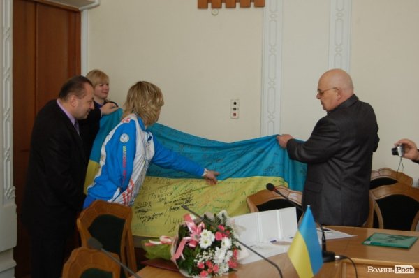 Волинська паралімпійка показала свої медалі губернатору. ФОТО. ВІДЕО