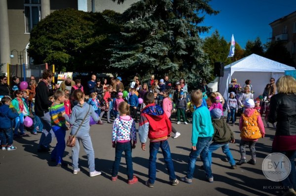 На Волині за допомогою малюнків зібрали 3 тисячі гривень для бійців. ФОТО
